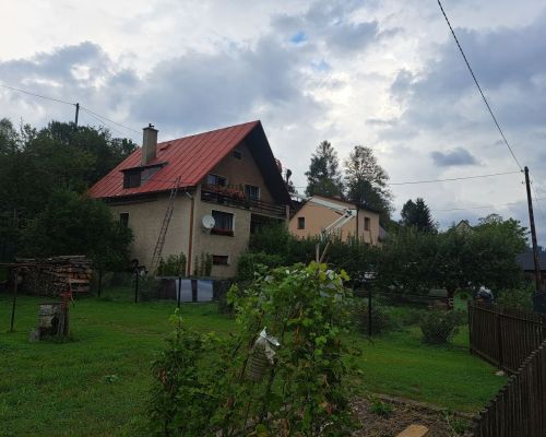 Natieranie strechy v Čiernom, horný koniec