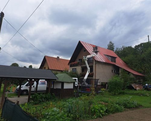 Natieranie strechy v Čiernom, horný koniec