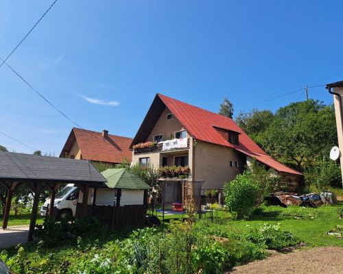 Natieranie strechy v Čiernom, horný koniec
