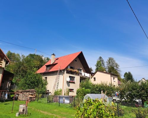 Natieranie strechy v Čiernom, horný koniec