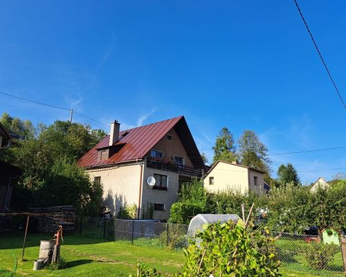 Natieranie strechy v Čiernom, horný koniec