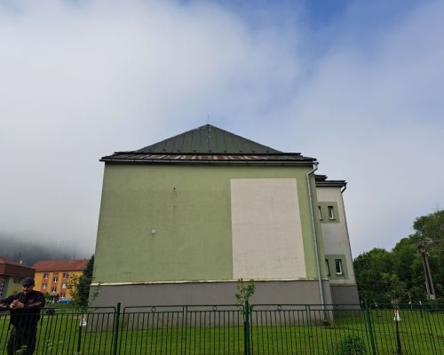 Natieranie strechy v Čiernom, škola