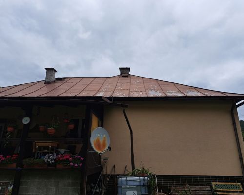 Natieranie strechy v meste Krásno nad Kysucou