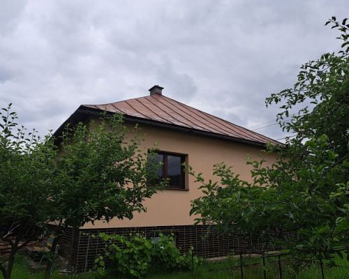 Natieranie strechy v meste Krásno nad Kysucou
