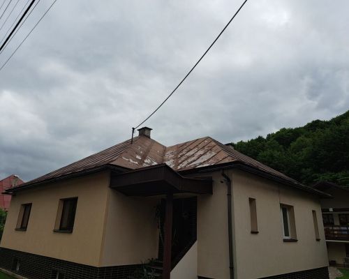 Natieranie strechy v meste Krásno nad Kysucou