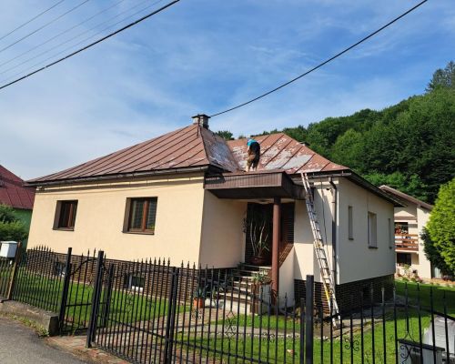 Natieranie strechy v meste Krásno nad Kysucou