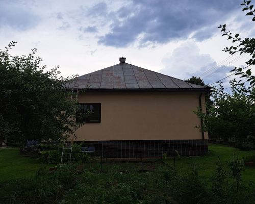 Natieranie strechy v meste Krásno nad Kysucou