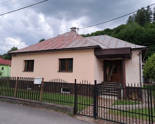 Natieranie strechy v meste Krásno nad Kysucou