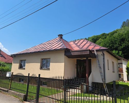Natieranie strechy v meste Krásno nad Kysucou