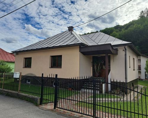 Natieranie strechy v meste Krásno nad Kysucou