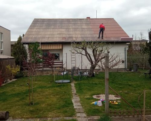 Natieranie strechy v Nových Zámkoch