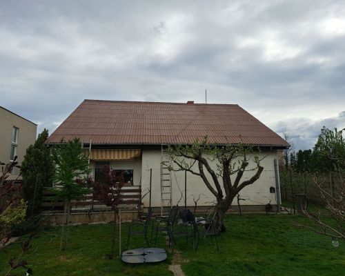 Natieranie strechy v Nových Zámkoch