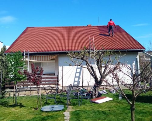 Natieranie strechy v Nových Zámkoch