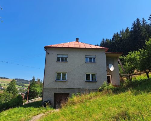 Natieranie strechy v obci Čierne