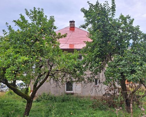 Natieranie strechy v obci Čierne