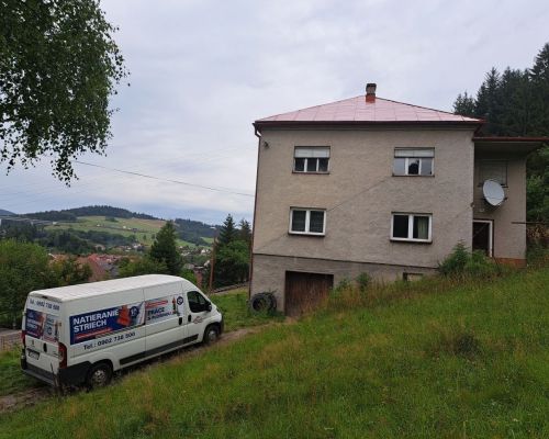 Natieranie strechy v obci Čierne