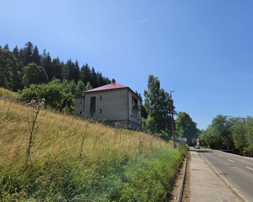 Natieranie strechy v obci Čierne