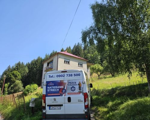 Natieranie strechy v obci Čierne