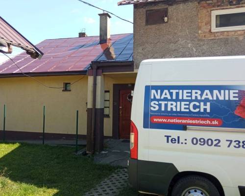 Natieranie strechy vo Svrčinovci