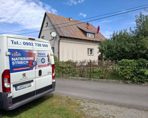 Realizovanie náteru strechy v Čiernom