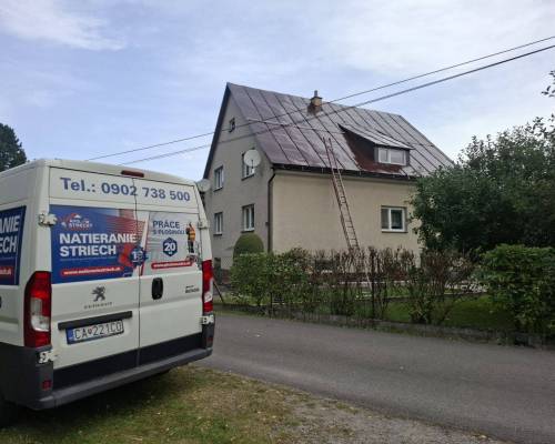 Realizovanie náteru strechy v Čiernom